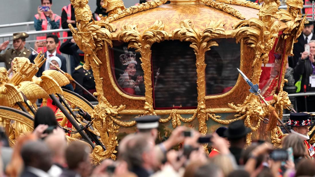 Opulent gold carriage appears at Platinum Jubilee  beaming image of young Queen Elizabeth in its window