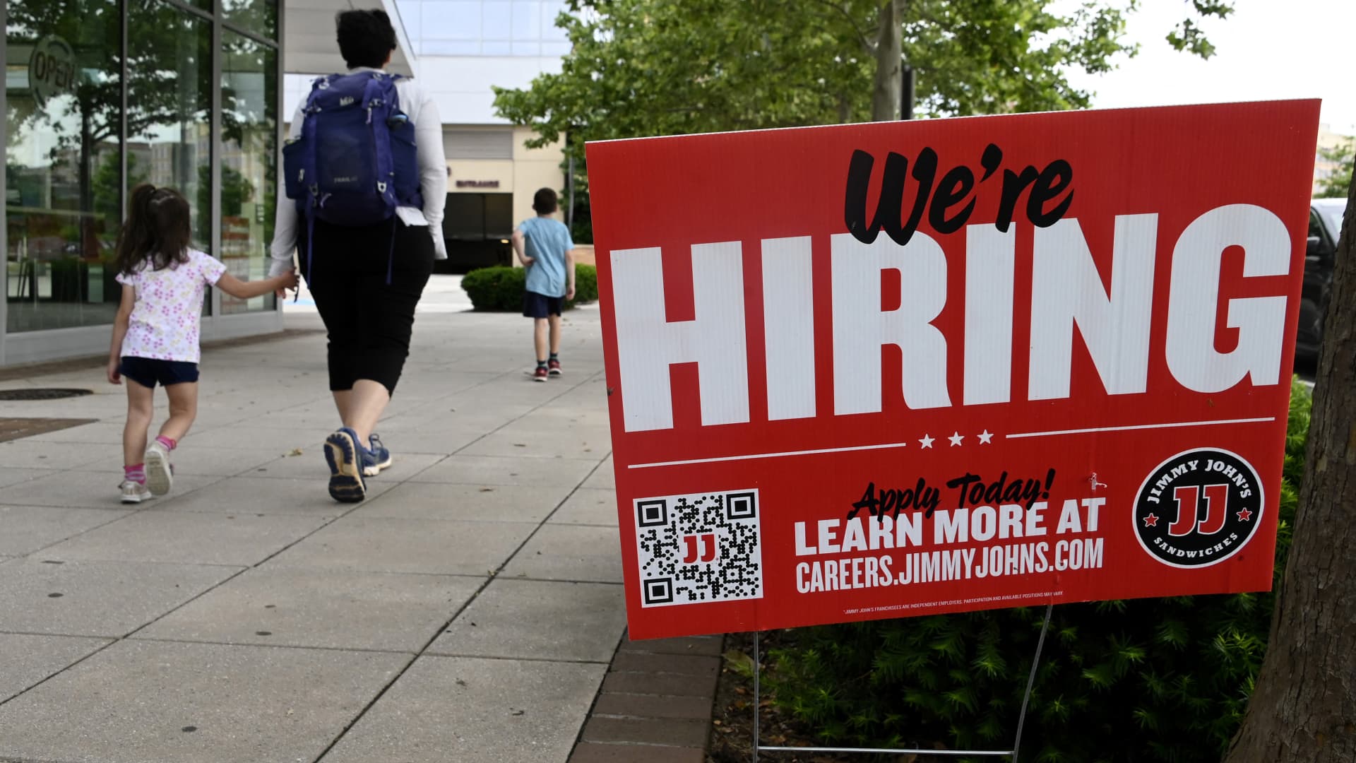 U.S. weekly jobless claims grind lower amid tight labor market