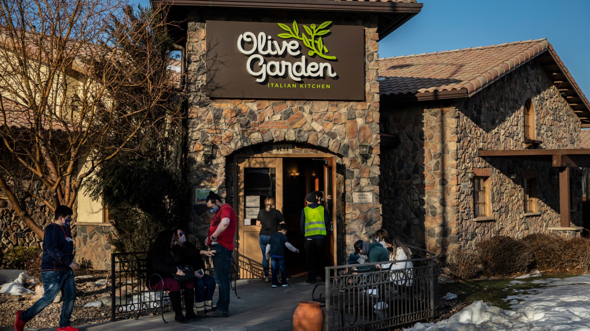 Investors can learn a lot about inflation and consumers from Olive Garden operator's conference call