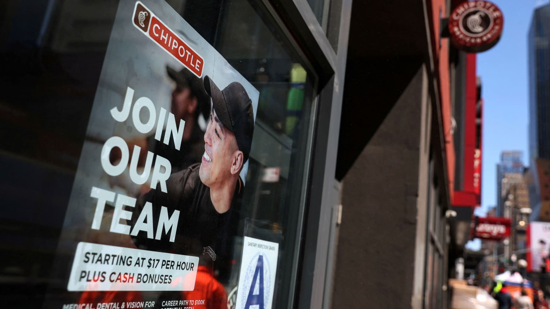 Weekly jobless claims rise to 260,000 ahead of nonfarm payrolls report