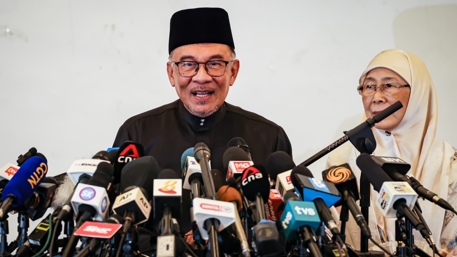 Malaysia's new prime minister Anwar Ibrahim vows to unify the country and fight corruption