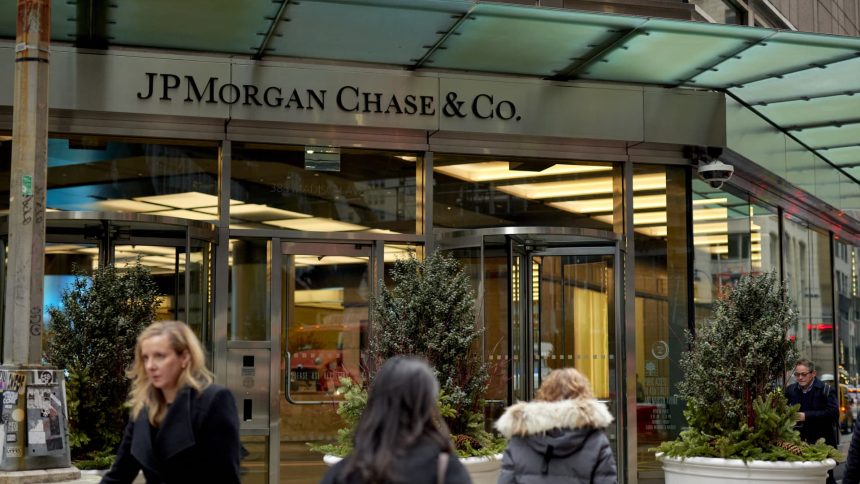 jpmorgan-chase-cut-about-500-jobs-this-week,-including-technology-and-operations-roles