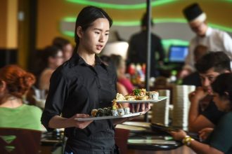 restaurants-expect-strong-sales-this-summer.-consumers-aren’t-so-sure