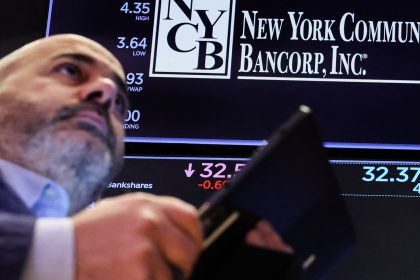 wall-street-is-worried-about-nycb’s-loan-losses-and-deposit-levels-as-stock-sinks-below-$4