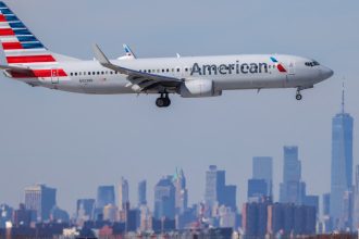 american-airlines-swings-to-a-loss,-but-tops-estimates-for-q2-forecast