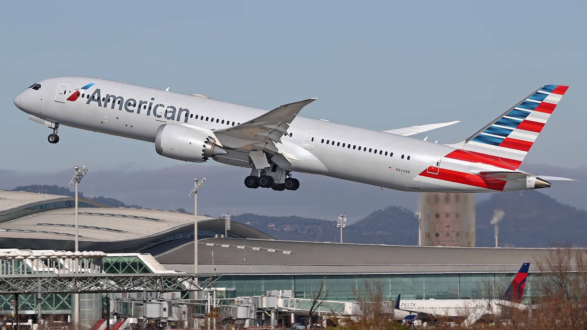 american-airlines-cuts-some-international-flights-into-2025,-citing-boeing-delivery-delays