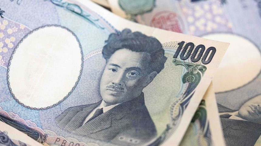 japanese-yen-weakens-to-160-against-the-us.-dollar-for-the-first-time-since-1990
