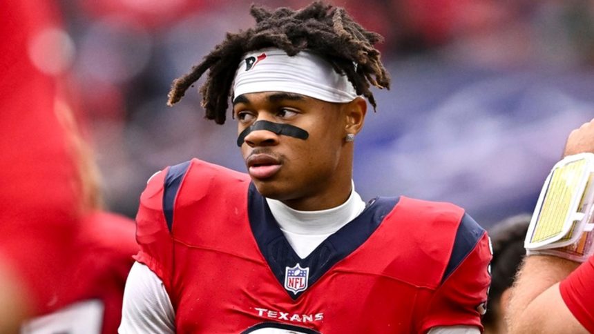 texans-wide-receiver-dell-wounded-in-shooting