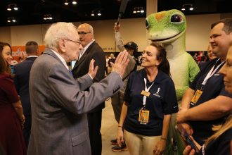 first-berkshire-hathaway-annual-meeting-without-charlie-munger:-what-to-expect-from-warren-buffett