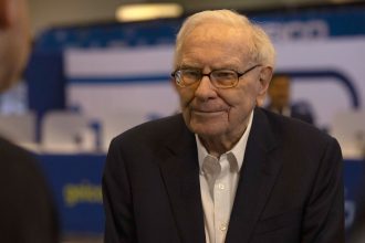 why-warren-buffett’s-shareholders-line-up-at-2-am.-to-see-him-in-omaha
