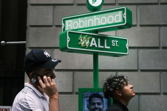 robinhood-climbs-after-reporting-record-earnings-for-first-quarter