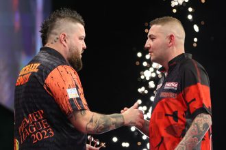 aspinall-hopes-smith-plays-‘stinker’-in-premier-league-darts-showdown